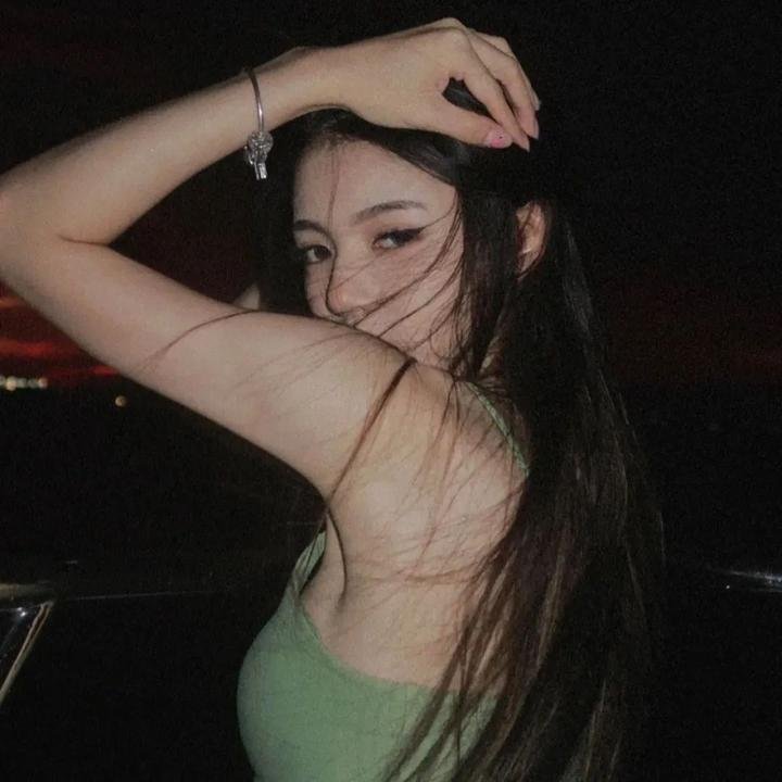 黑暗中的两个人