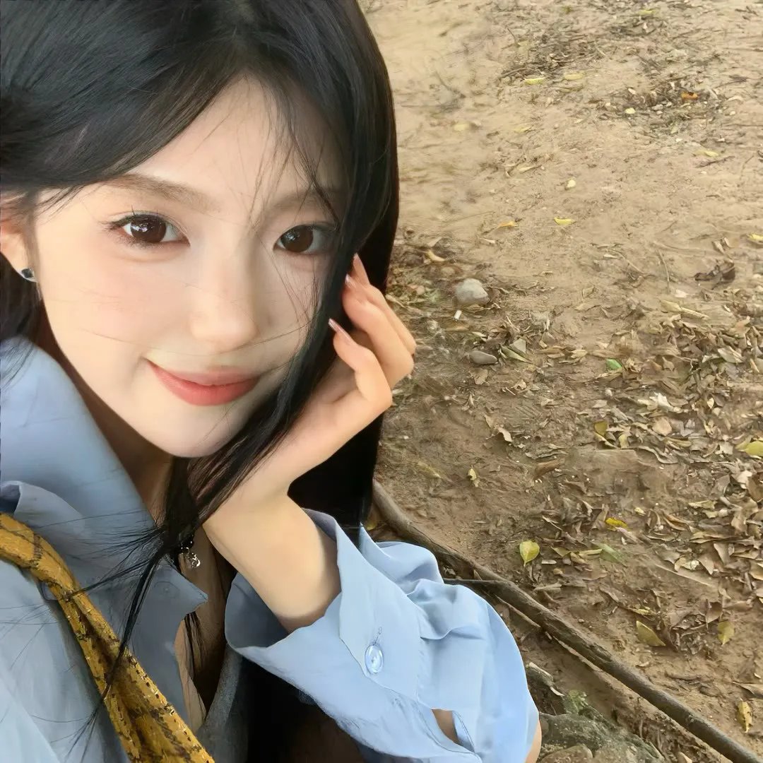 微光下的蓝色男孩